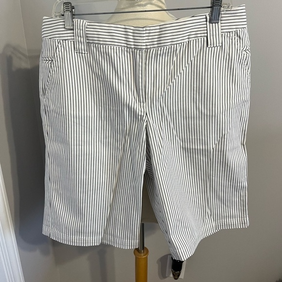 Tommy Bahama Black/White Pin Striped Bermuda Shorts Sz 10 - Picture 1 of 5